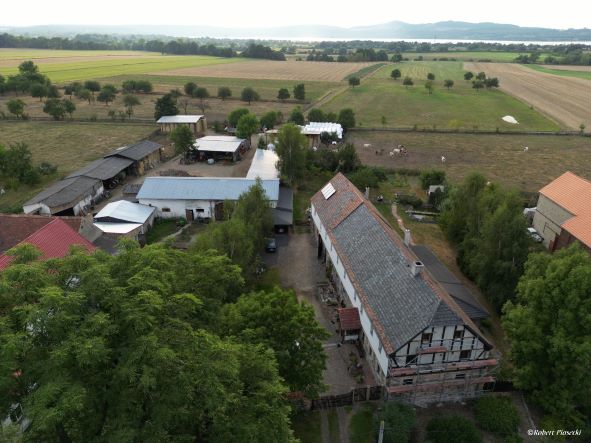 Stajnia Zdrowia i panorama okolicy.